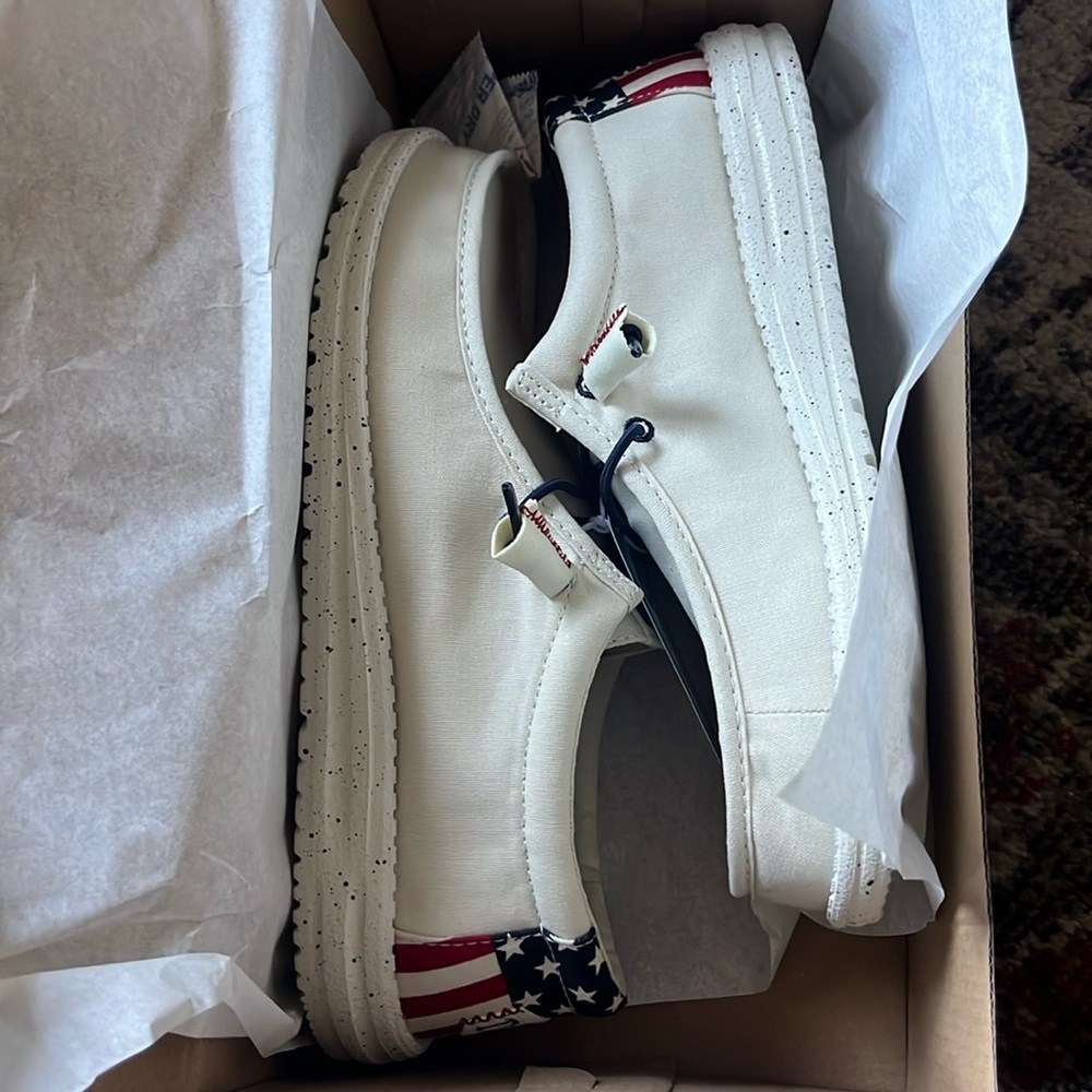 Never worn men’s Patriotic Hey Dudes